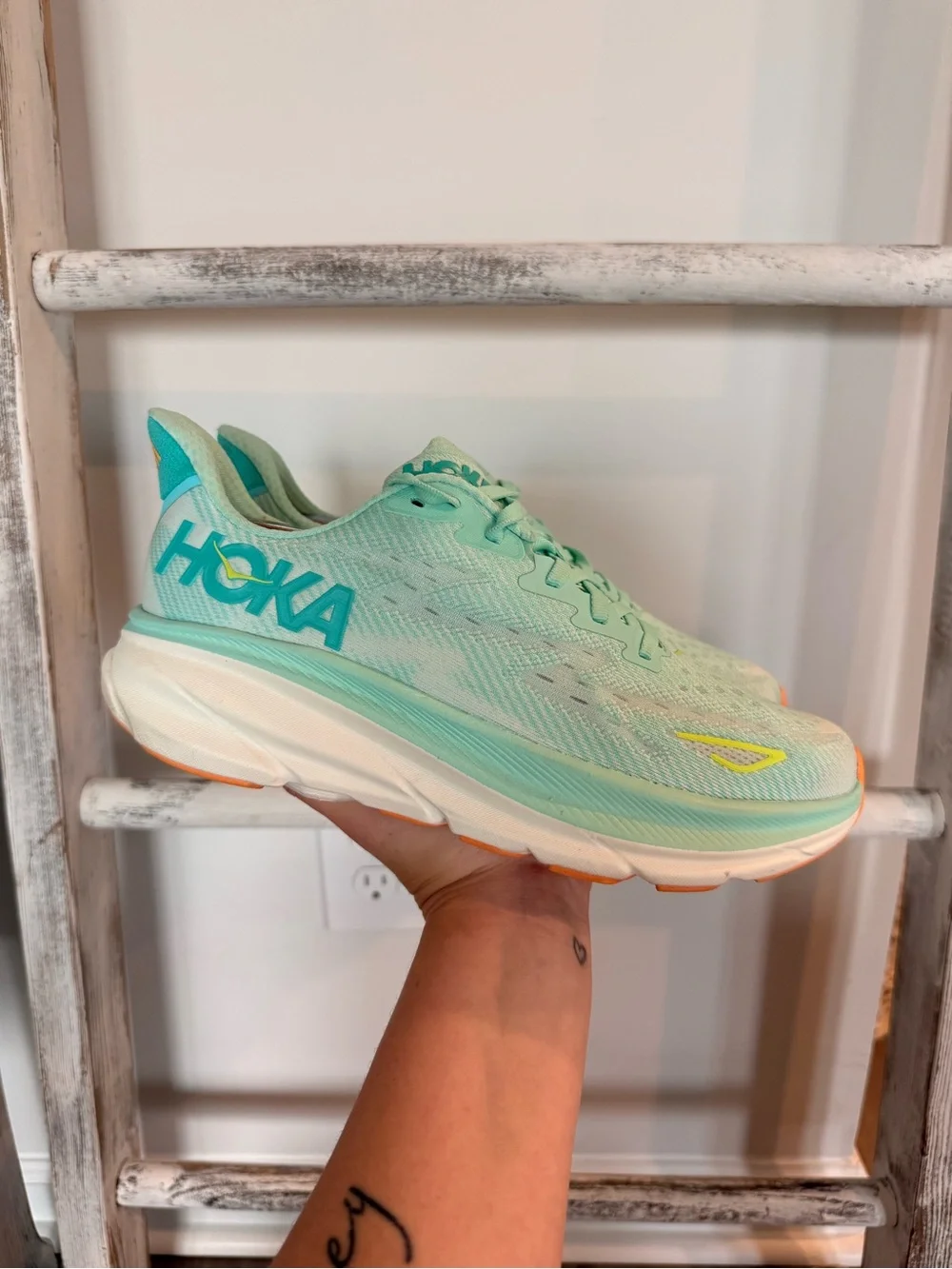 Hoka Clifton 9 Running Shoes Women's Size 8.5 Seafoam / Aqua Breeze Worn Once